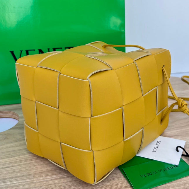 SMALL CASSETTE BUCKET 18 IN MERIGOLD CALFSKIN