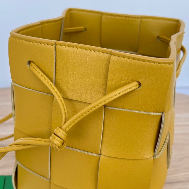 SMALL CASSETTE BUCKET 18 IN MERIGOLD CALFSKIN
