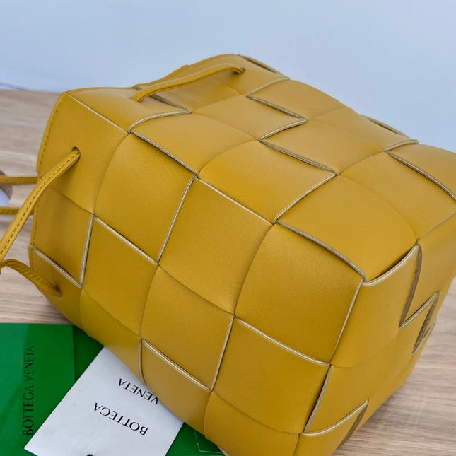 SMALL CASSETTE BUCKET 18 IN MERIGOLD CALFSKIN