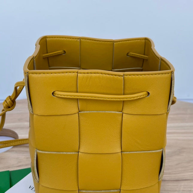 SMALL CASSETTE BUCKET 18 IN MERIGOLD CALFSKIN