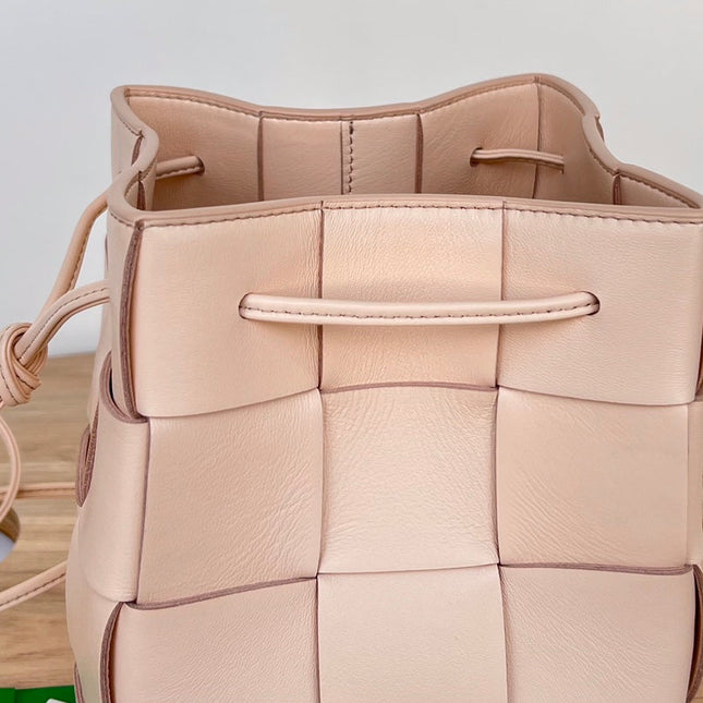 SMALL CASSETTE BUCKET 18 IN LIGHT PINK CALFSKIN