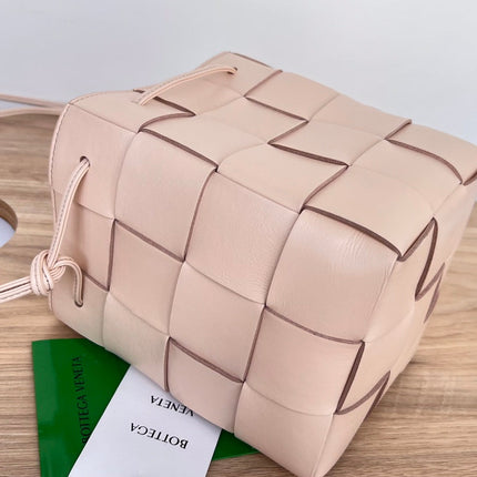 SMALL CASSETTE BUCKET 18 IN LIGHT PINK CALFSKIN