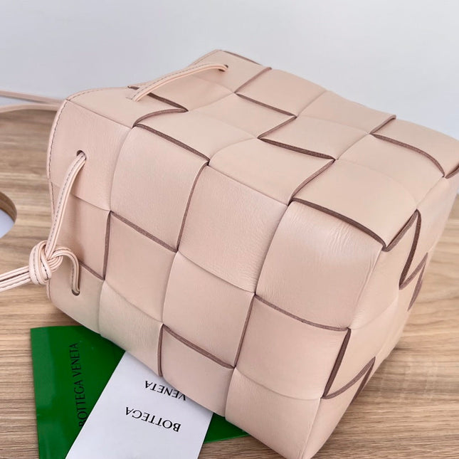 SMALL CASSETTE BUCKET 18 IN LIGHT PINK CALFSKIN