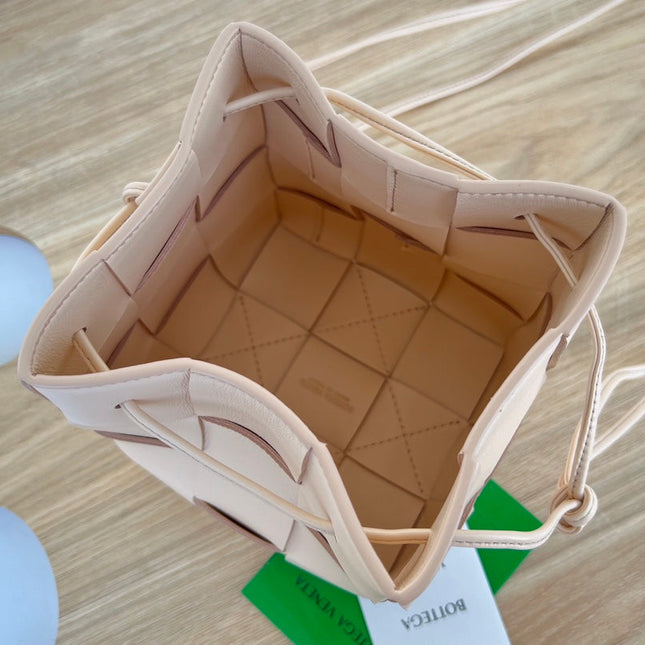 SMALL CASSETTE BUCKET 18 IN LIGHT PINK CALFSKIN