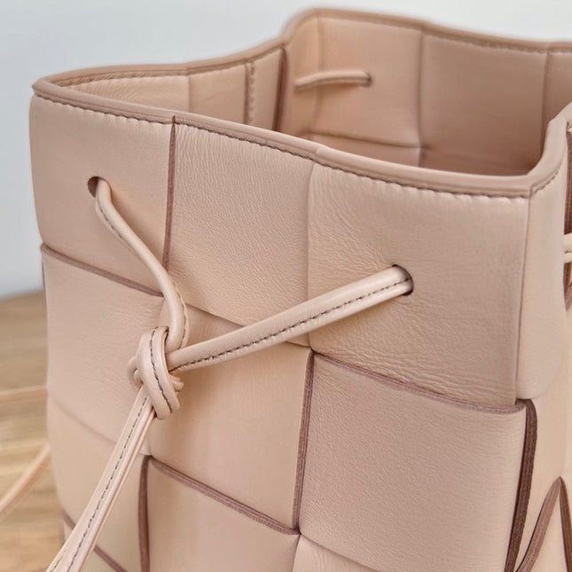 SMALL CASSETTE BUCKET 18 IN LIGHT PINK CALFSKIN