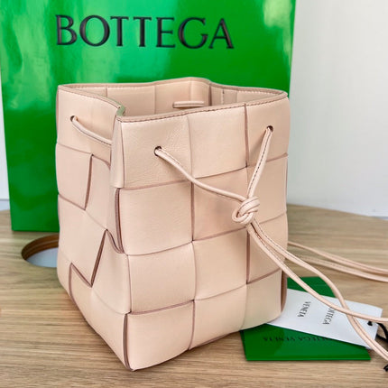 SMALL CASSETTE BUCKET 18 IN LIGHT PINK CALFSKIN