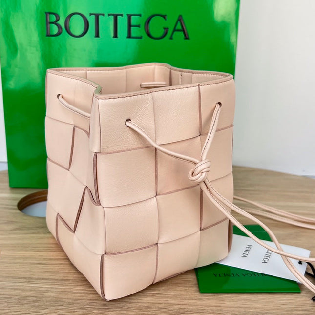 SMALL CASSETTE BUCKET 18 IN LIGHT PINK CALFSKIN