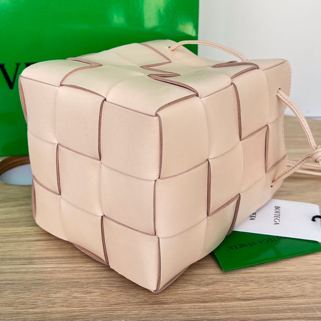 SMALL CASSETTE BUCKET 18 IN LIGHT PINK CALFSKIN