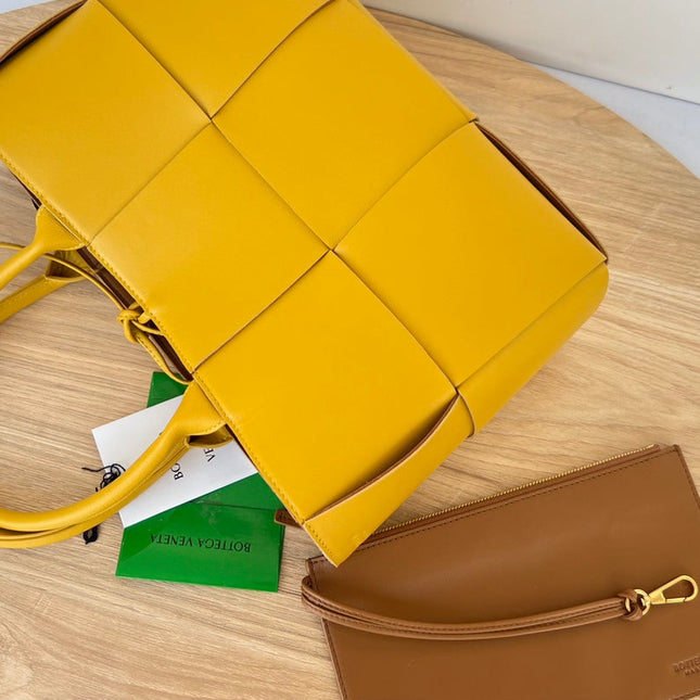 SMALL ARCO TOTE 30 IN TULIP TREE YELLOW LAMBSKIN