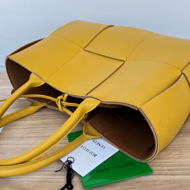 SMALL ARCO TOTE 30 IN TULIP TREE YELLOW LAMBSKIN