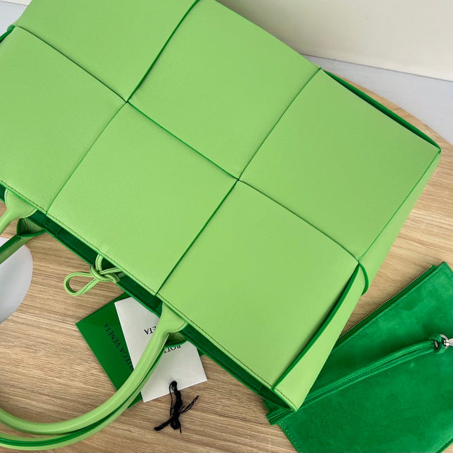 ARCO TOTE 36 IN MANTIS GREEN CALFSKIN
