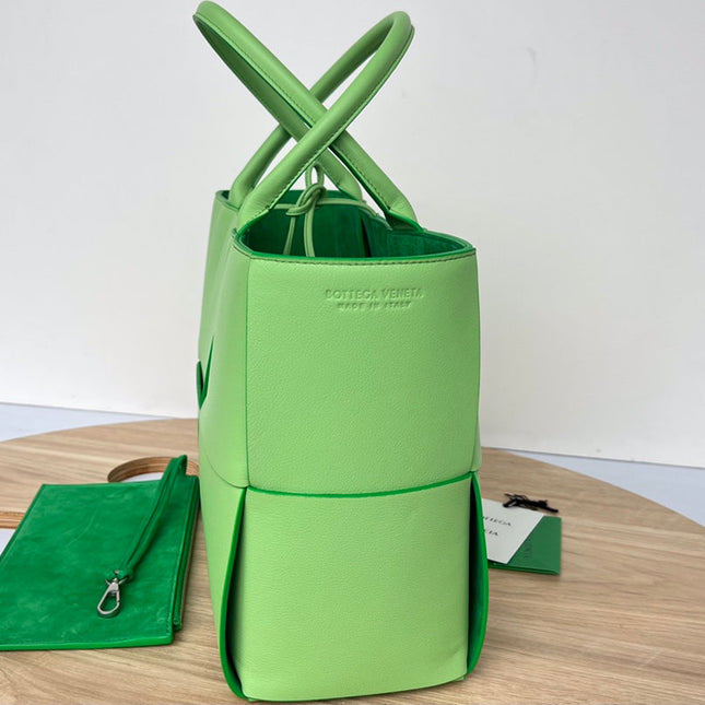 ARCO TOTE 36 IN MANTIS GREEN CALFSKIN
