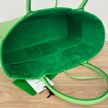 ARCO TOTE 36 IN MANTIS GREEN CALFSKIN