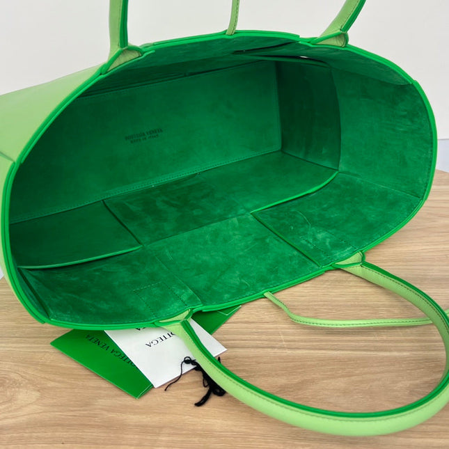 ARCO TOTE 36 IN MANTIS GREEN CALFSKIN