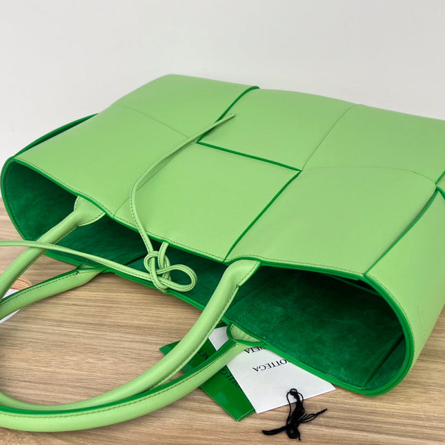 ARCO TOTE 36 IN MANTIS GREEN CALFSKIN