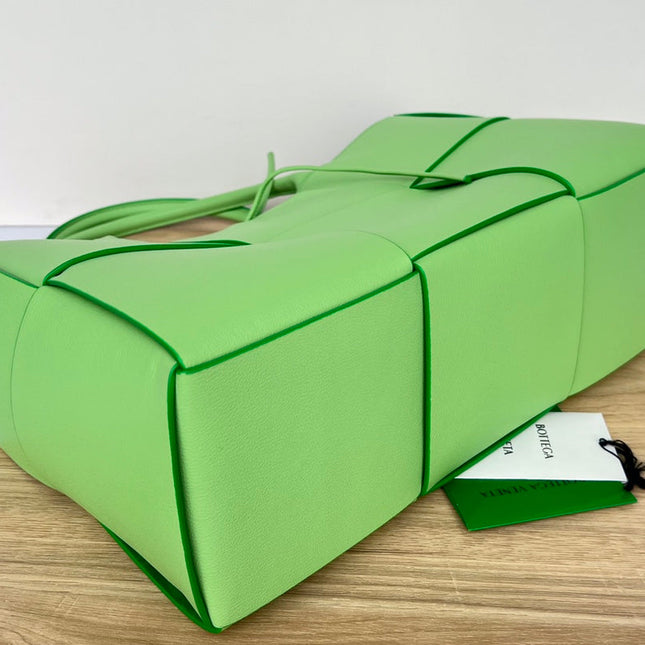 ARCO TOTE 36 IN MANTIS GREEN CALFSKIN