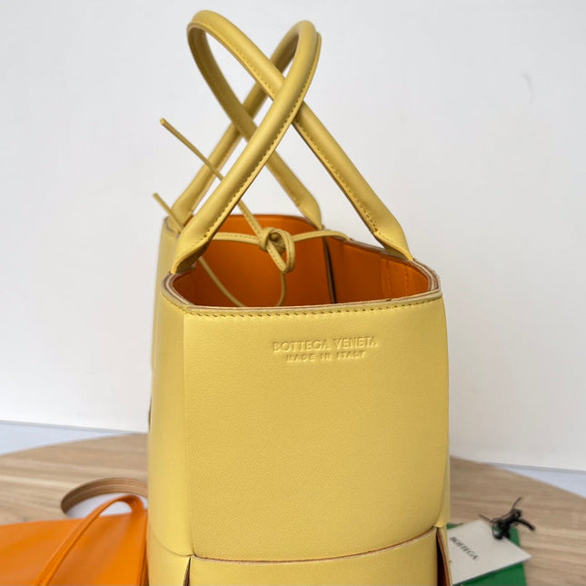ARCO TOTE 36 IN CHENIN YELLOW CALFSKIN