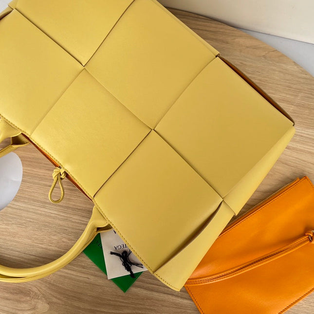 ARCO TOTE 36 IN CHENIN YELLOW CALFSKIN