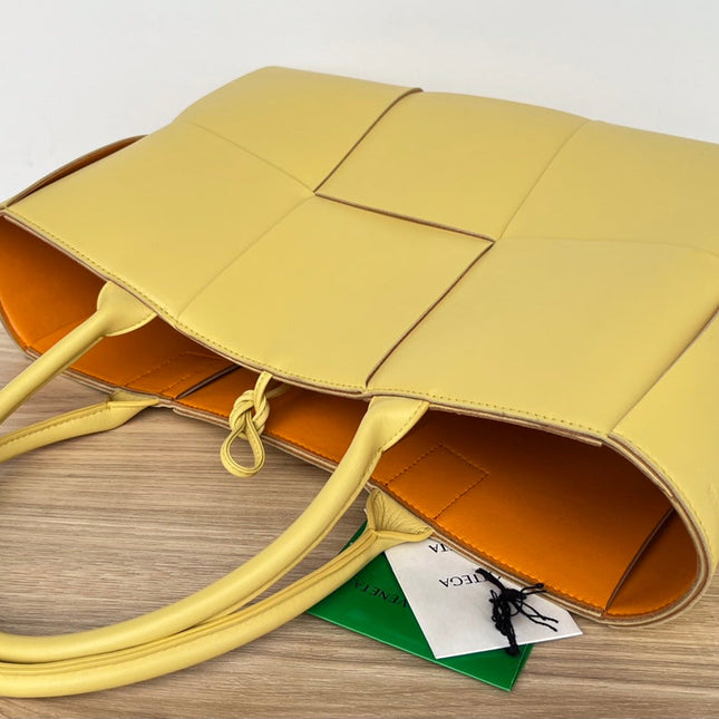 ARCO TOTE 36 IN CHENIN YELLOW CALFSKIN
