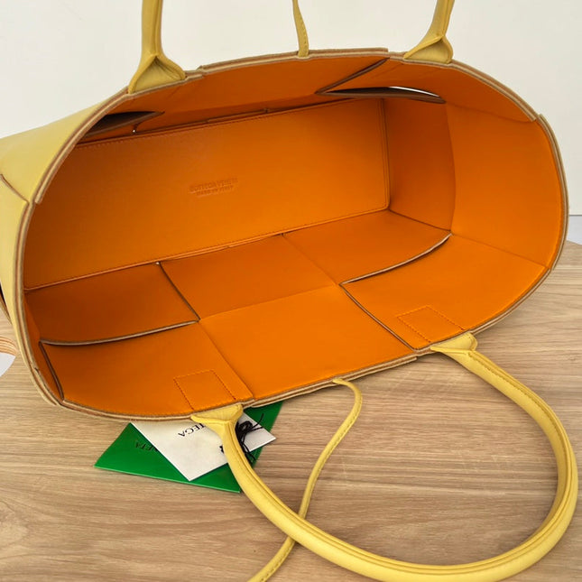 ARCO TOTE 36 IN CHENIN YELLOW CALFSKIN