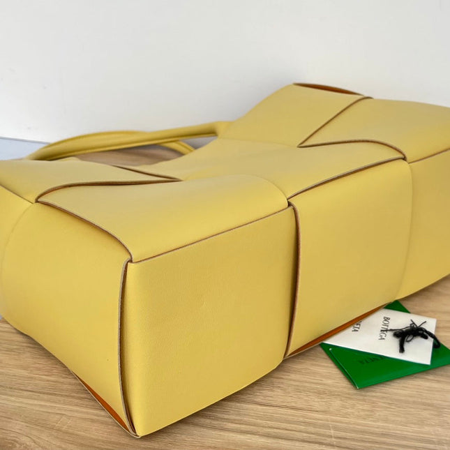 ARCO TOTE 36 IN CHENIN YELLOW CALFSKIN
