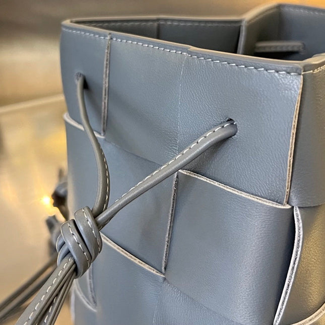 SMALL CASSETTE BUCKET 18 IN DAVY'S GRAY CALFSKIN