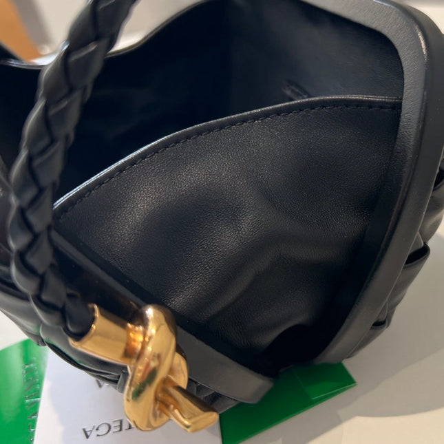 KNOT 20 IN BLACK LAMBSKIN WITH CHAIN
