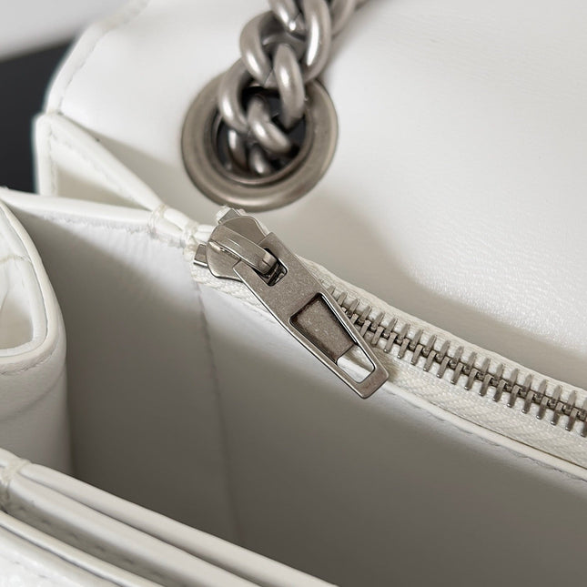 CRUSH CHAINED BAG 25 IN WHITE QUILTED CRUSHED CALFSKIN SILVER HARDWARE