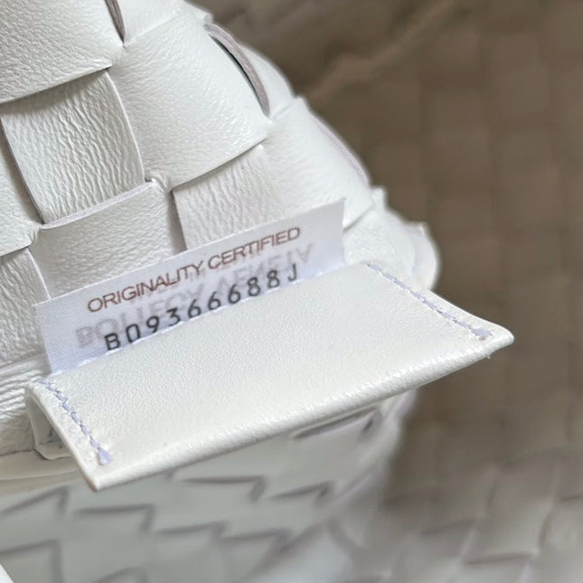 SARDINE 33 WITH CHAIN IN WHITE LAMBSKIN