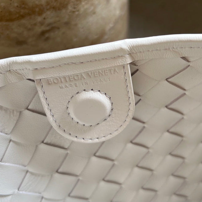 SARDINE 33 WITH CHAIN IN WHITE LAMBSKIN
