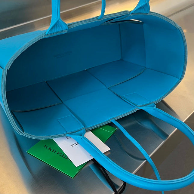SMALL ARCO TOTE 30 IN CERULEAN BLUE LAMBSKIN