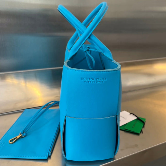 SMALL ARCO TOTE 30 IN CERULEAN BLUE LAMBSKIN