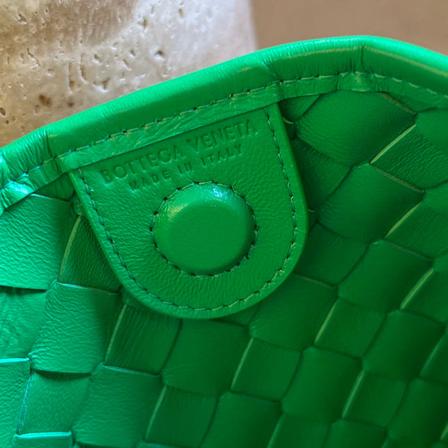 SARDINE 33 WITH CHAIN IN SHAMROCK GREEN LAMBSKIN