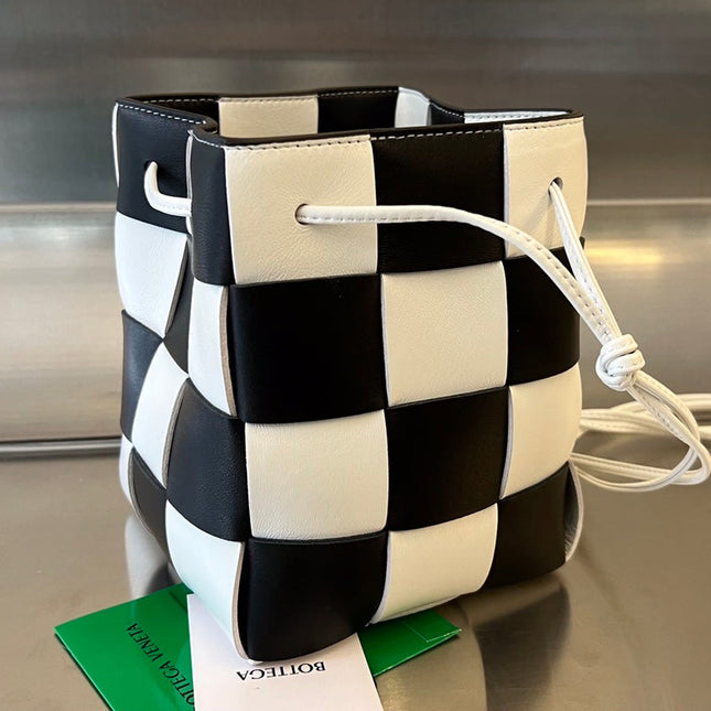 SMALL CASSETTE BUCKET 18 IN WHITE MIX BLACK CALFSKIN