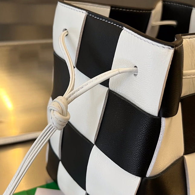 SMALL CASSETTE BUCKET 18 IN WHITE MIX BLACK CALFSKIN