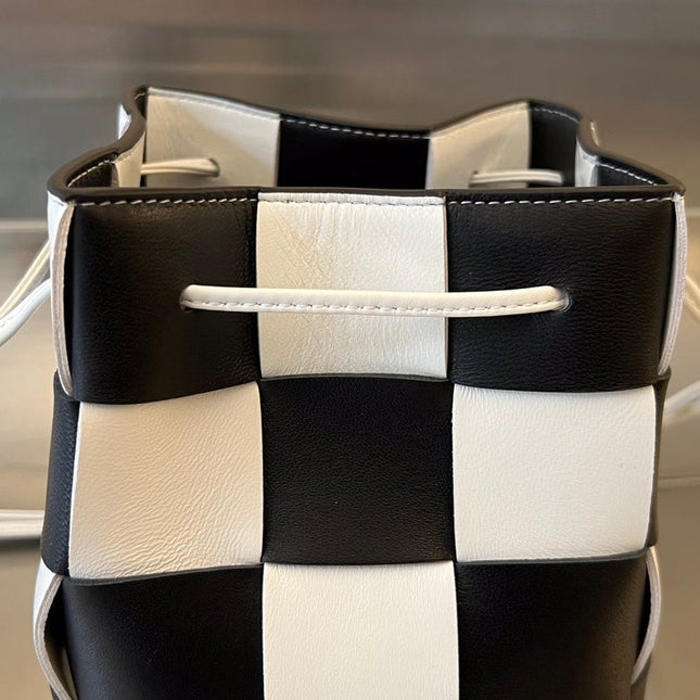 SMALL CASSETTE BUCKET 18 IN WHITE MIX BLACK CALFSKIN