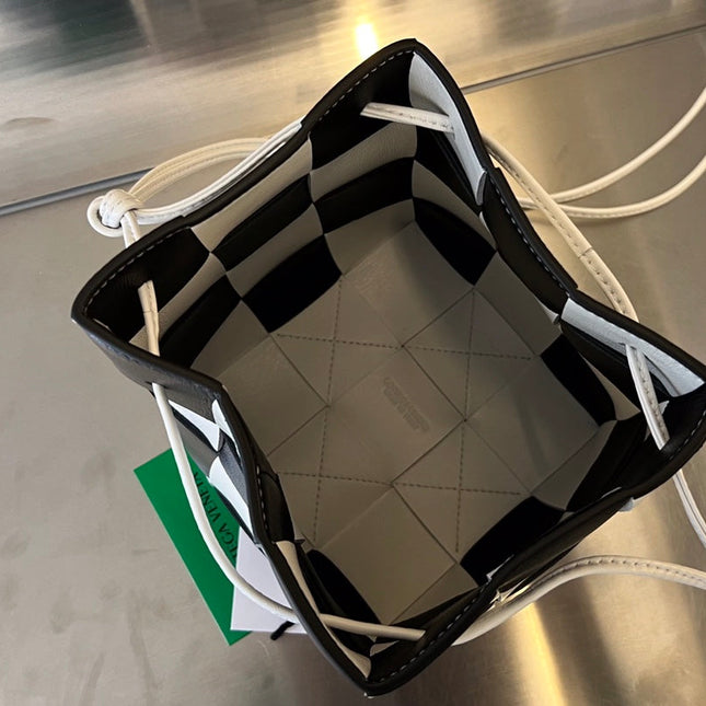 SMALL CASSETTE BUCKET 18 IN WHITE MIX BLACK CALFSKIN