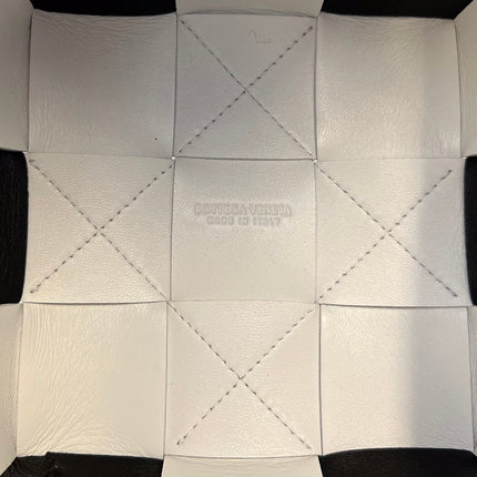 SMALL CASSETTE BUCKET 18 IN WHITE MIX BLACK CALFSKIN