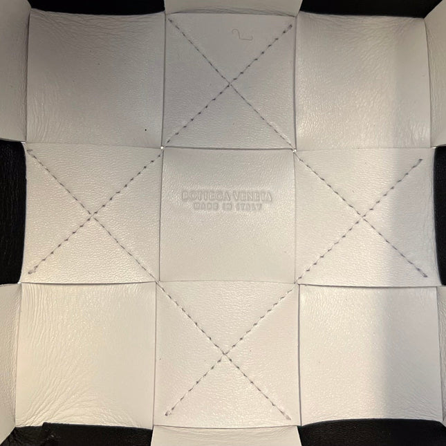 SMALL CASSETTE BUCKET 18 IN WHITE MIX BLACK CALFSKIN