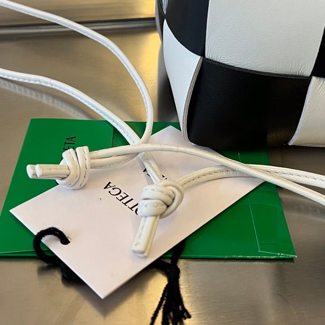 SMALL CASSETTE BUCKET 18 IN WHITE MIX BLACK CALFSKIN
