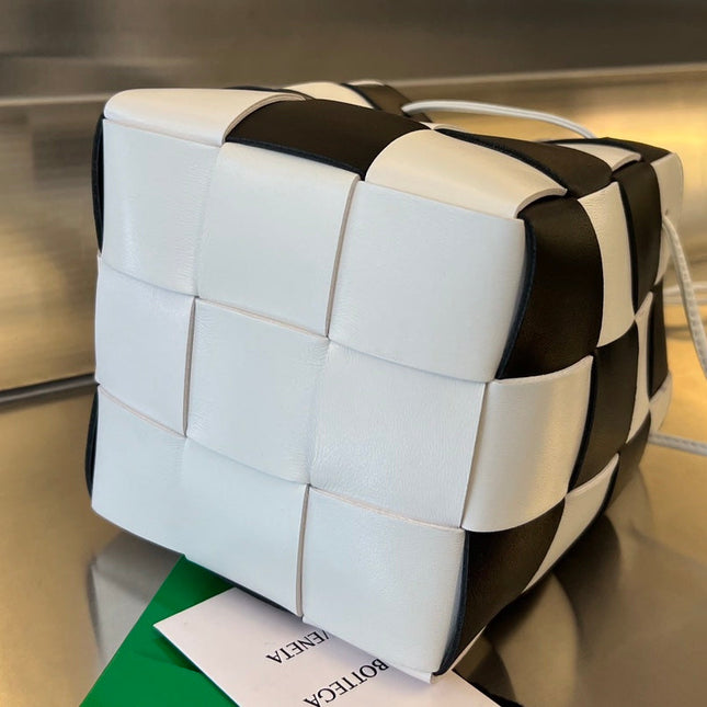 SMALL CASSETTE BUCKET 18 IN WHITE MIX BLACK CALFSKIN