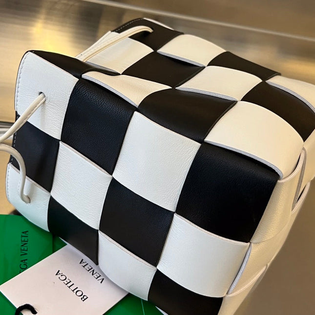 SMALL CASSETTE BUCKET 18 IN WHITE MIX BLACK CALFSKIN