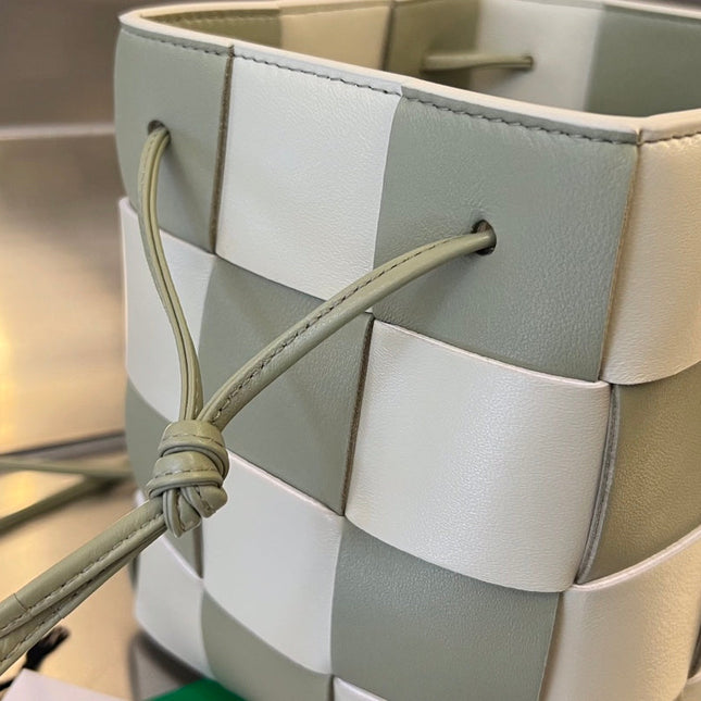 SMALL CASSETTE BUCKET 18 IN XANADU MIX WHITE CALFSKIN