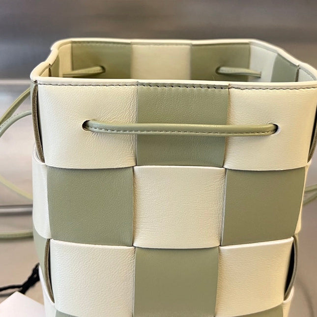 SMALL CASSETTE BUCKET 18 IN XANADU MIX WHITE CALFSKIN