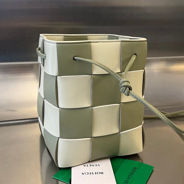 SMALL CASSETTE BUCKET 18 IN XANADU MIX WHITE CALFSKIN
