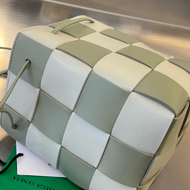 SMALL CASSETTE BUCKET 18 IN XANADU MIX WHITE CALFSKIN