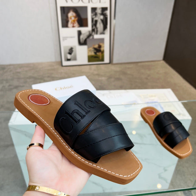 WOODY MULE IN BLACK LAMBSKIN WITH EMBROIDERED LOGO