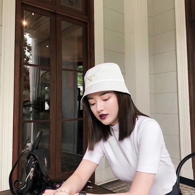 BUCKET HAT IN WHITE RE-NYLON 741389