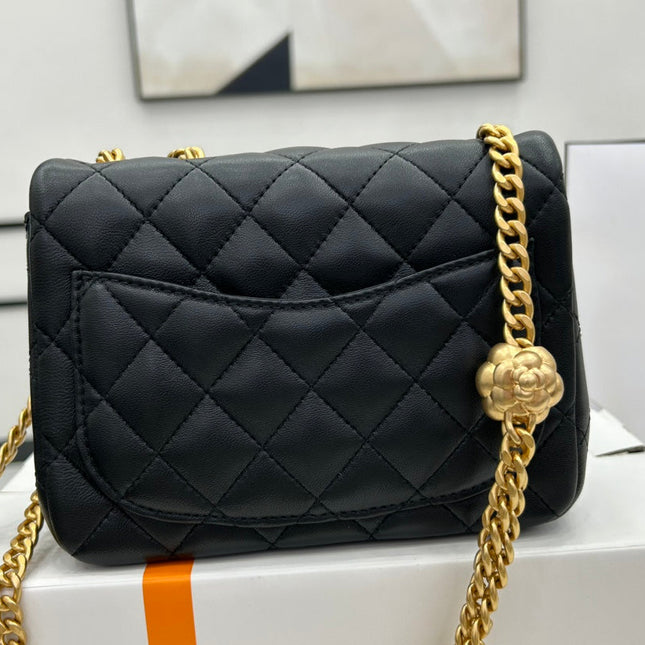 CC SMALL 17 FLAP BAG IN BLACK CALFSKIN GOLD HARDWARE