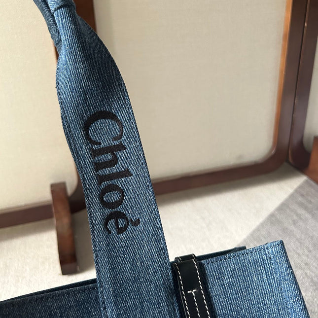 MEDIUM WOODY TOTE BAG 37 IN BLUE DENIM BLACK CALFSKIN